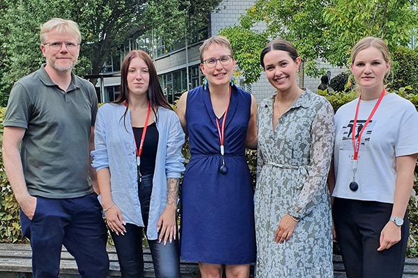 Foto: Florian Mersch begrüßt das Personalmarketing & Recruiting Team von SARIA am SGS (Fiona Daugsch, Theresa Endres, Laureen Leber und Annika Paersch (v.l.n.r); nicht auf dem Bild: Vanessa Hasenauer)