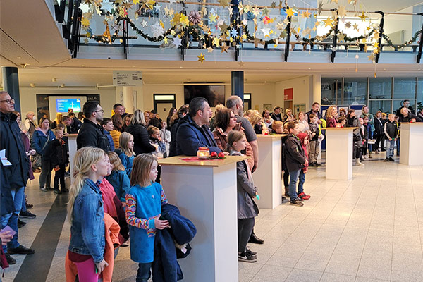 Foto: Der Tag der offenen Tür begann unterm selbstgebastelten Sternenhimmel.