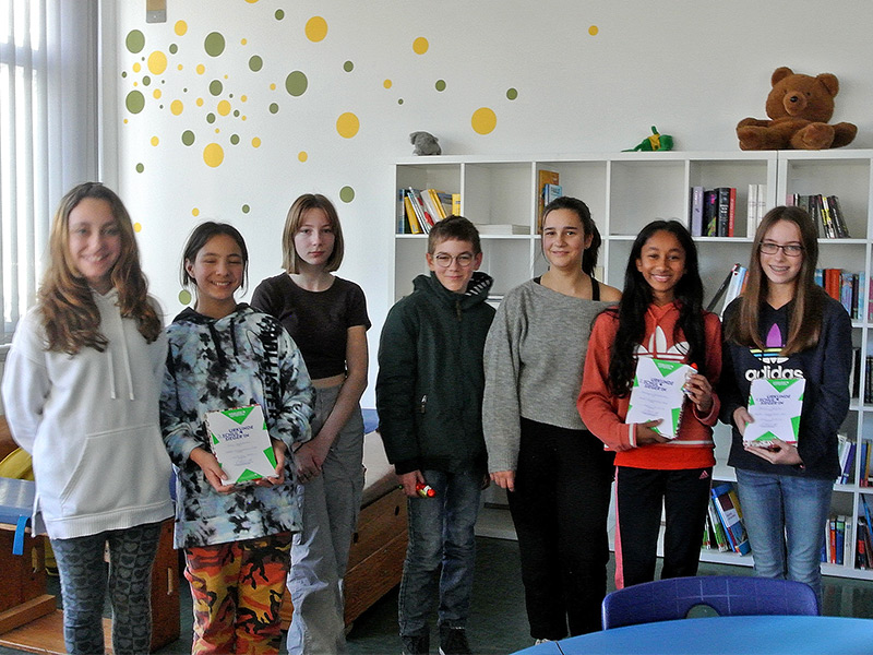 Foto:  Die Teilnehmerinnen des Vorlesewettbewerbs 2022/23 von links nach rechts: Acelya Tamara Macit (6b), Amy Malcherek (6b), Sofie Kvaraia (6c), Vorjahressieger/ Mitglied der Jury, Penelope Safralis (6c), Abinaya Yasokumar (6a), Alina Krieter (6a).