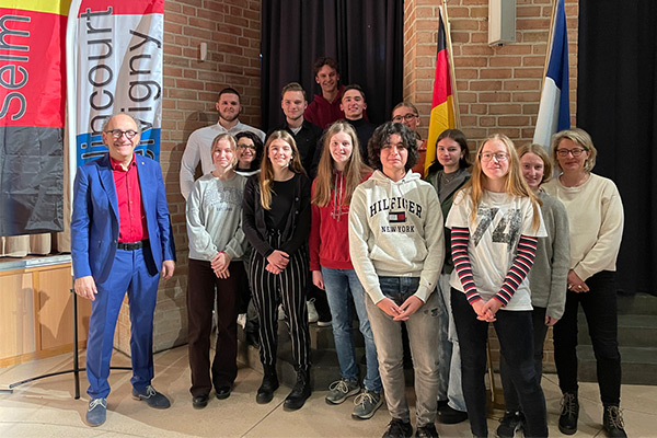 Foto: Gruppenbild mit Chansonsänger.