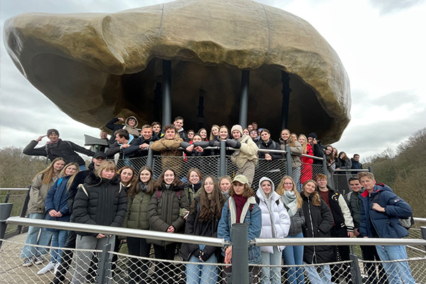 Foto: Die Q2 auf dem Erlebnisturm Höhlenblick, wo sich die Fundhöhle des Neandertalers befunden hat. 