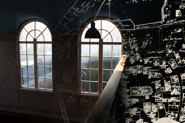 Foto: Blick in die Borker Synagoge und auf einen historischen Stadtplan Borks.