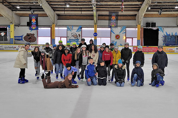 Foto: 7b in der Eislaufhalle.