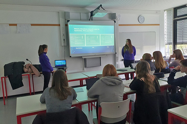 Foto: Zu Gast am SGS: Apothekerin Christin Bengfort und Auszubildende zur PTA Ramila Salkanovic von der Bären-Apotheke Selm.