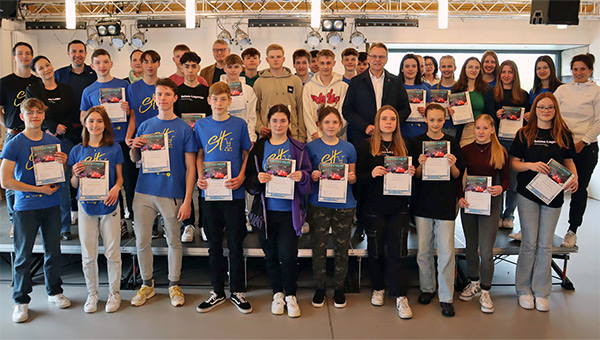 Foto: Bürgermeister Thomas Orlowski mit den Sporthelferinnen und Sporthelfern.