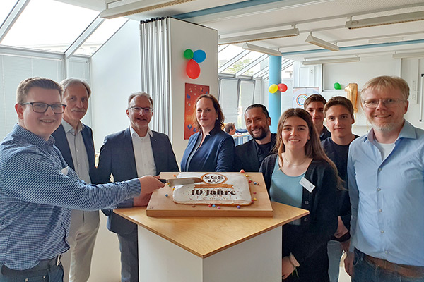 Foto: Mike Wulfert (Vorstandsvorsitzender Schülergenossen Selm), Ulrich Walter (ehemaliger Schulleiter des SGS), Martin Potschadel (Vorsitzender Volksbank Selm-Bork eG), Viola Löchter (Schulleiterin des SGS), Tristan Becker (Landes-koordinator für Schülergenossenschaften in NRW), Mila Reher (Vorstand Schülergenossen Selm), Julius Lang (Vor-stand Schülergenossen Selm), Jonas Lang (Aufsichtsratsvorsitzender Schülergenossen Selm), Florian Mersch (Projekt-betreuer)