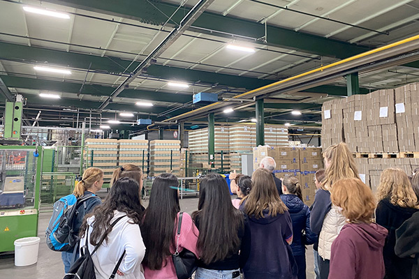 Foto: Die Klasse 8b zu Gast bei Kanne Brottrunk.