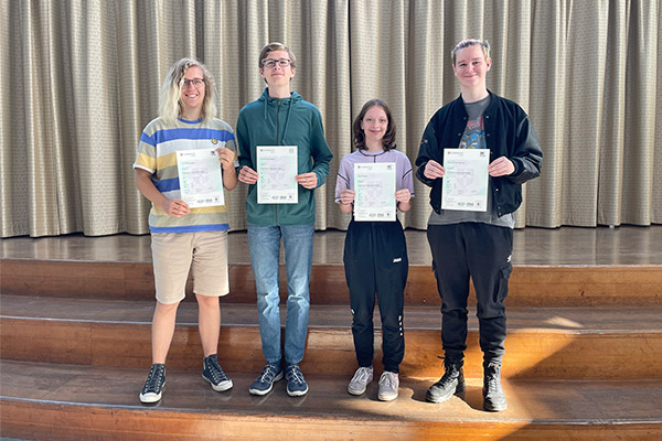 Foto: Stolze Cambridge-Prüflinge mit ihren Zertifikaten.