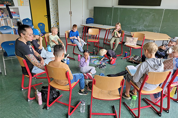 Foto: Vorleseaktion in gemütlicher Runde.