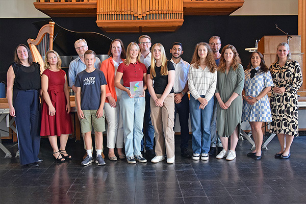 Foto: Die Vertretung des SGS freut sich mit Maike Fritzsching (r., IHK Dortmund, Vorsitzende der Jury des Siegels), Dr. Nina Jung (l., WFG, Leitung Fachkräftesicherung) und Maike Augustin (2.v.l., Projektverantwortliche der Siegel-Verleihung).