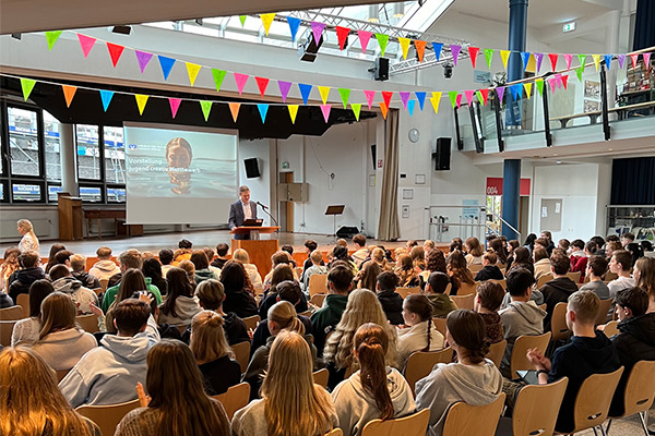 Foto: Auftaktveranstaltung zum Kunstwettbewerb im Forum des SGS.