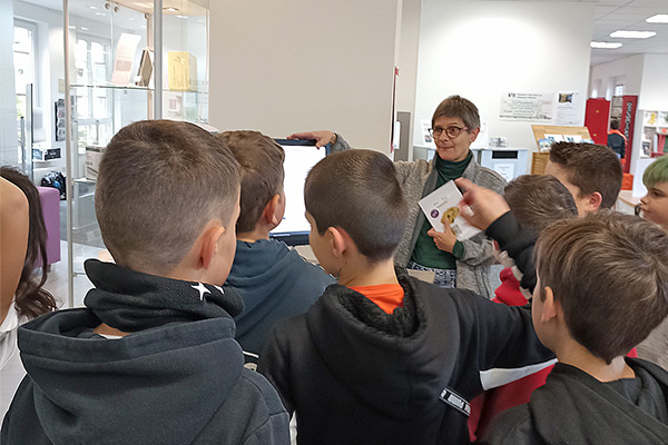 Foto: Bibliotheksleiterin Margit Breiderhoff zeigte unseren Fünftklässlern ihr Bücherreich.