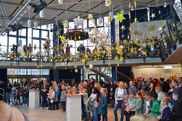 Foto: Unterm Sternenhimmel im Forum des SGS begann für unsere Besucherinnen und Besucher der Tag der offenen Tür.