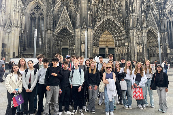 Foto: Unsere Schülergruppe vor dem Kölner Dom.