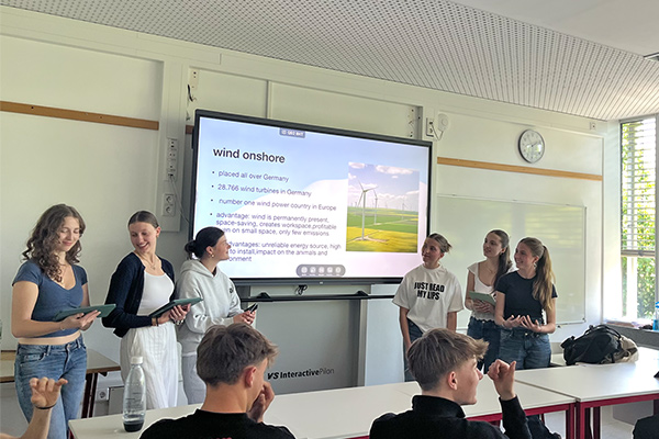 Foto: Der bilinguale EF-Erdkundekurs stellt sein Projekt vor.