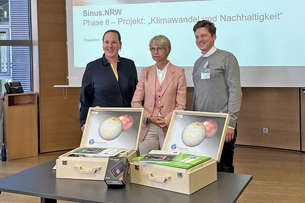 Foto: Schulleiterin Viola Löchter, Ministerin Dorothee Feller und Chemielehrer Alexander Gruß (v.l.n.r.)