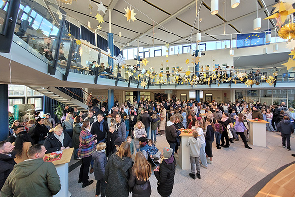 Foto: Unsere Gäste wurden unterm Sternenhimmel im Forum begrüßt.