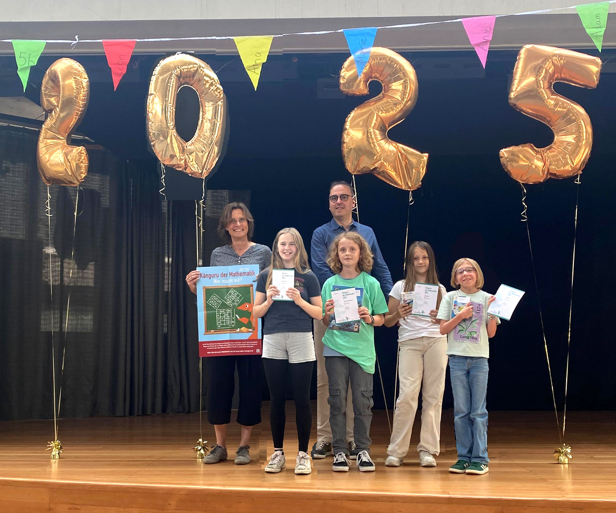 Foto: Unsere Känguru-Preisträgerinnen und Preisträger 2025 mit Miriam Disselkamp und Thomas Schneider.