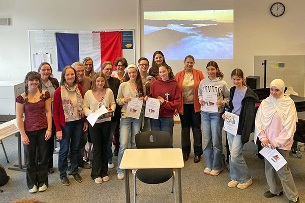 Foto:  Ida Stach (Mitte im roten Kapuzenpullover) vertrat das SGS als Finalistin in Werne.