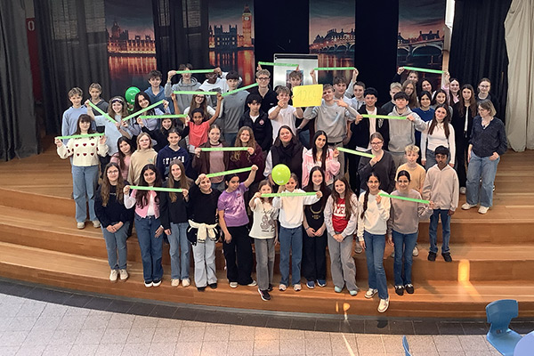 Foto: Unsere engagierten Schülerinnen und Schüler zeigen das Spendenergebnis.