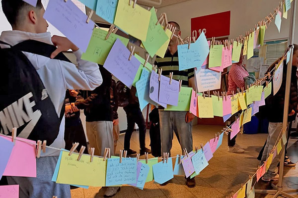 Foto: Positive Nachrichten, freundliche Gedanken und ermutigende Sprüche unserer Schülerinnen und Schüler im Forum.