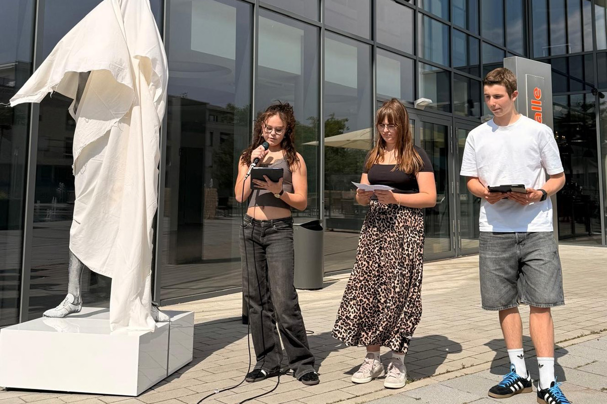 Schülerinnen und Schüler bei der Veranstaltung zur Enthüllung der Erinnerungsfigur