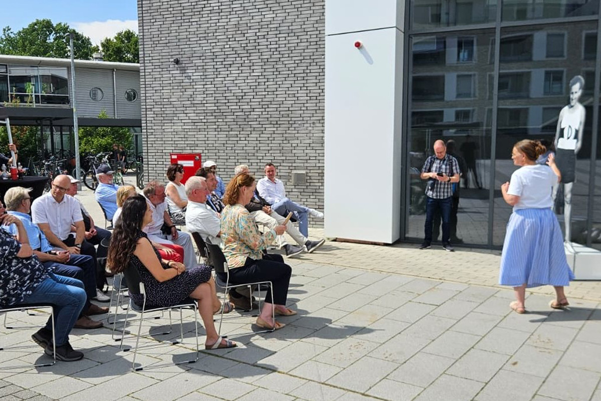 Gäste bei der Enthüllung der Erinnerungsfigur auf dem Selmer Campus