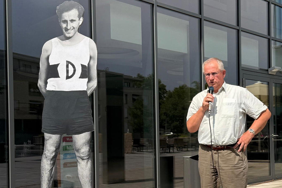 Die enthüllte Erinnerungsfigur vor der Volksbankhalle während einer Ansprache von Bürgermeister Heinz-Georg-Mors