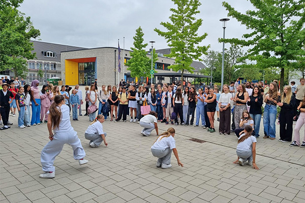 Foto: Eine sehenswerte Tanzeinlage bekamen unsere Schülerinnen und Schüler zu sehen.