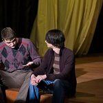  Moritz Stiefel (Nils Bauer) fragt seinen Freund Melchior Gabor (Daniel Brudniewicz) um Rat. Wie und warum kommen Kinder auf die Welt? Melchior will ein Aufklärungsheft schreiben. 