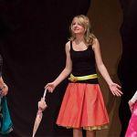  Wendla schwärmt mit ihren Freundinnen Martha (Jessica Neumann) und Thea (Theresa Geiping) von Melchior, von der Frühlingsluft und von der Zukunft. 