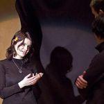  Mona Stiefel (Sarah Weßling) ist ins Konferenzzimmer geschlichen um sich Gewissheit zu verschaffen. Sie ist erleichtert, eine vorläufige Versetzung steht im Protokoll. 