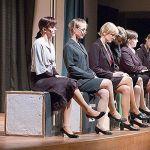  Die Stimmung im Lehrerzimmer ist unterkühlt. Für die Belange der Schüler interessiert sich niemand. Als Professorinnen überzeugen Christina Littau, Charlotte Seier, Judith Wüllhorst, Kathrin Exner und Theresa Geiping sowie Viktoria Karsch als Rektorin Sonnenstich. 