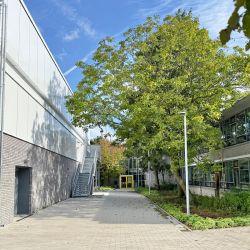 Direkt an das SGS grenzt die runderneuerte Dreifach-Sporthalle an.
