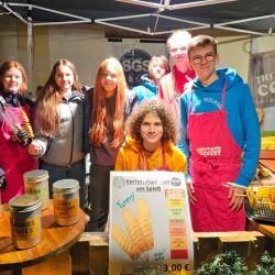  Dezember 2024: Vor dem eigenen Foodtrailer standen die Schülergenossen bei Stadt- und Weihnachtsmärkten draußen unter einem Pavillon.