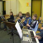  Es hallte durch die ganze Schule, als die Musicalband unter der Leitung von Herrn Grieser ihren ersten Probentag einläutete.