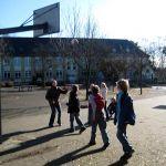  Die Schachgruppe spielt während ihrer Pause unter Aufsicht Basketball und genießt dabei die frische Luft und die warmen Sonnenstrahlen.