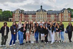 Foto zum Artikel:  Die Austausch-Gruppe vor dem Schloss in Münster.