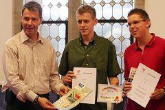 Foto zum Artikel:  Schirmherr Peter Klöppel überreicht die Urkunde…