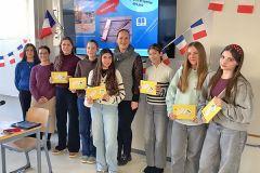 Foto zum Artikel:  Die Teilnehmerinnen und die Jury unseres…