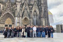Foto zum Artikel:  Die Schülerinnen und Schüler vor dem Kölner…