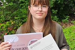 Foto zum Artikel:  Nele Koch mit ihrem Wettbewerbsplakat und