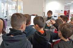 Foto zum Artikel: Bibliotheksleiterin Margit Breiderhoff zeigte…